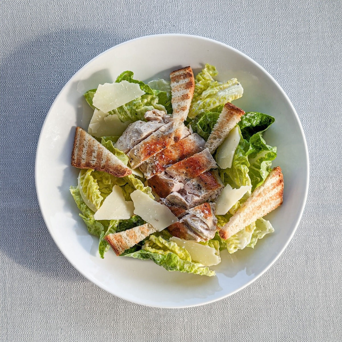 Caesar salat med kylling, hjertesalat, crôutons og parmesan