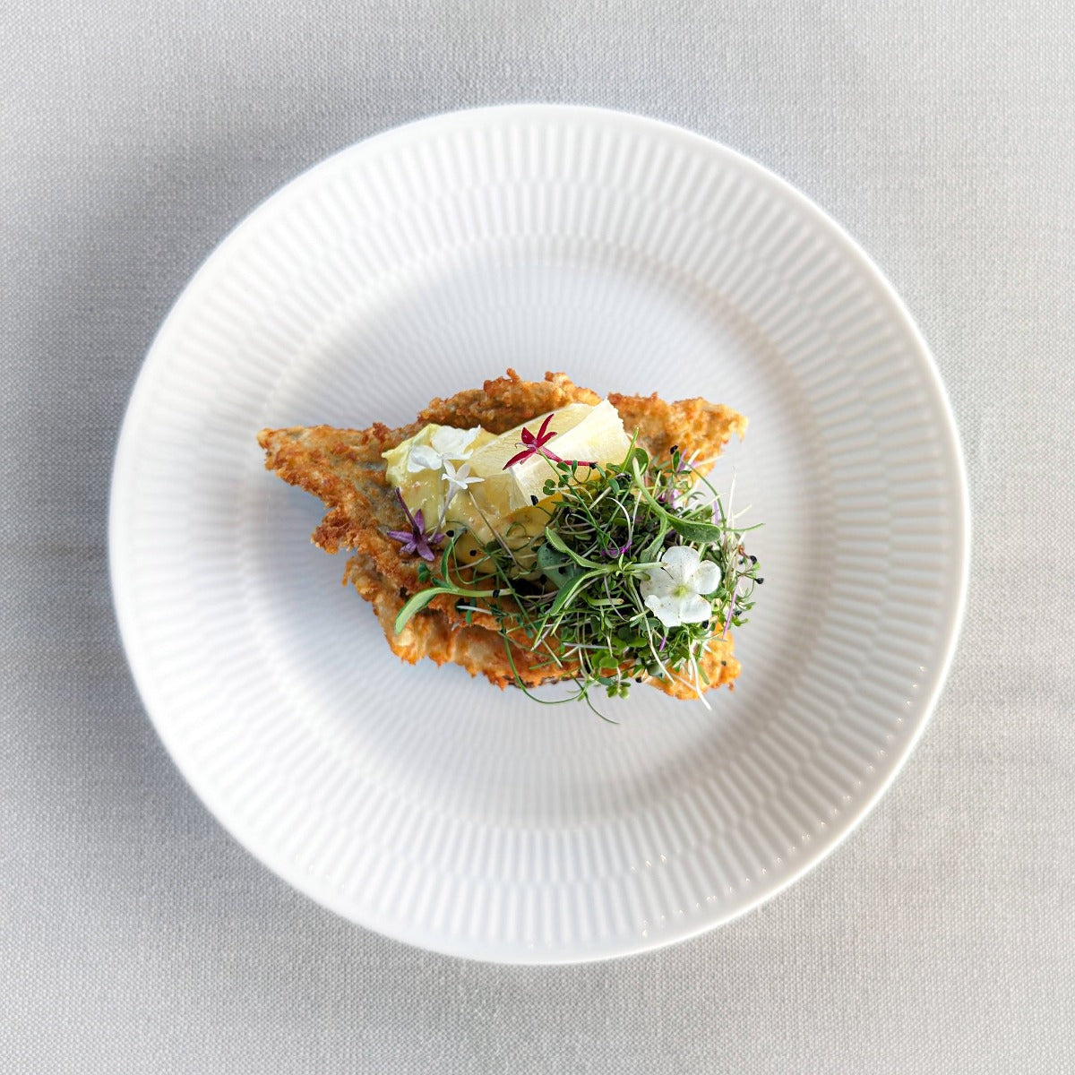 Fiskefilet med remoulade og agurkesalat