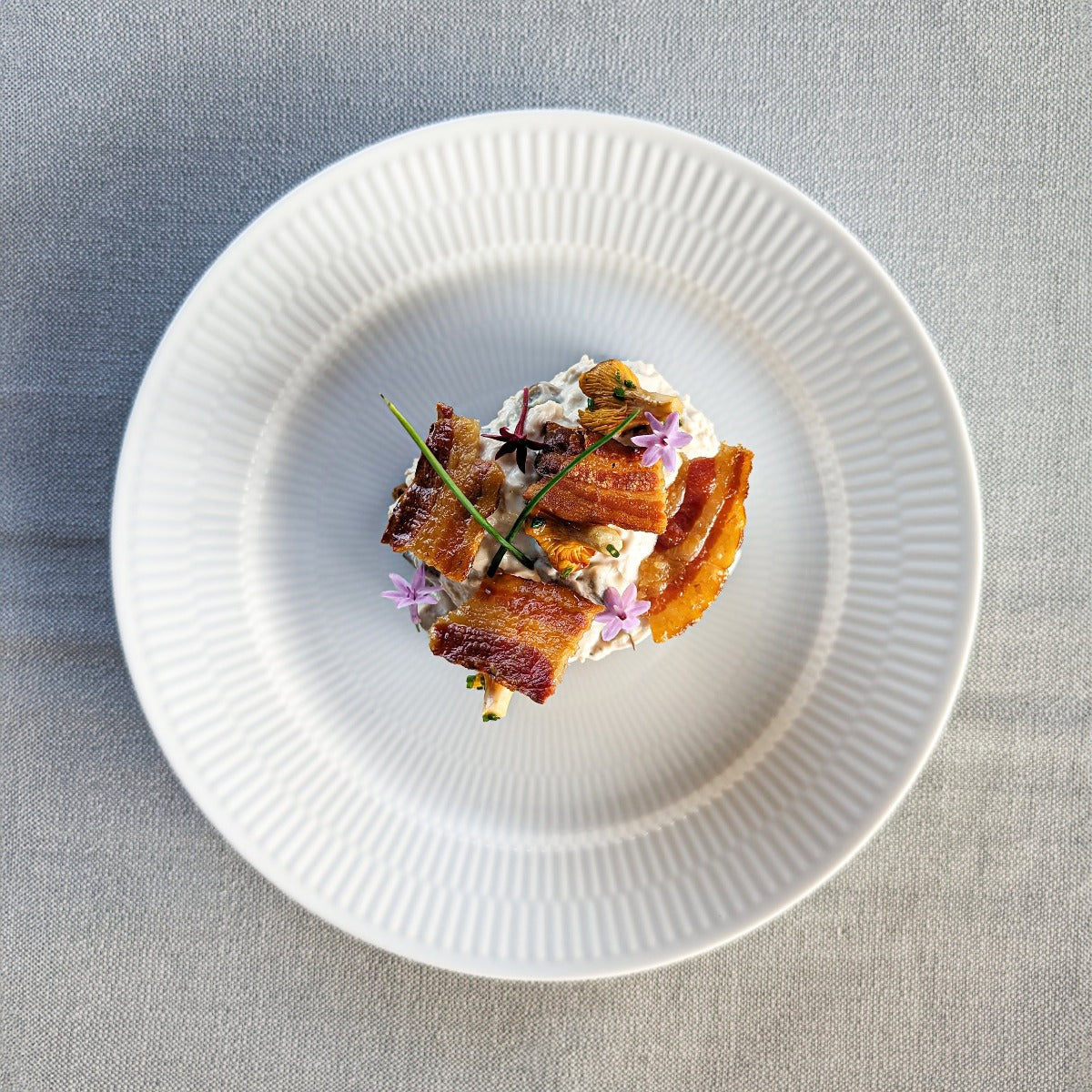 Hønsesalat med bacon, svampe, bacon og toast