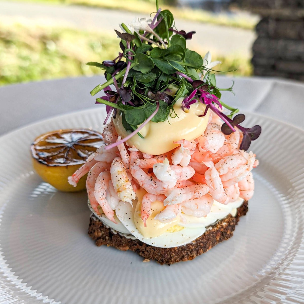 Æg med håndpillede rejer, mayonnaise og citron