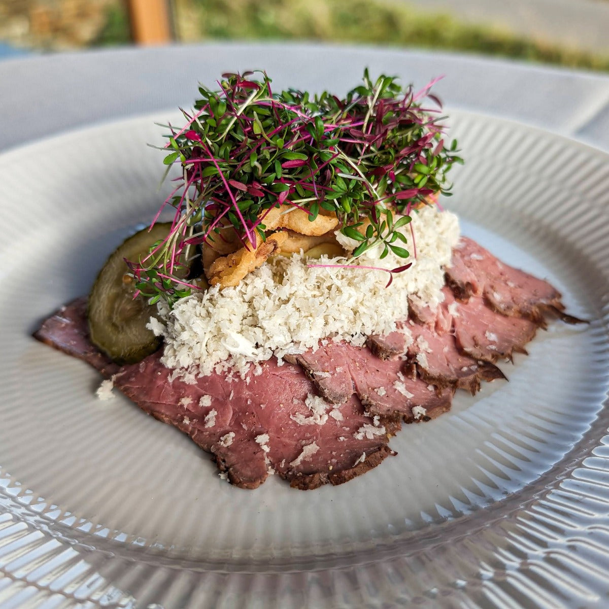 Roastbeef med sprøde løg, remoulade og peberrod