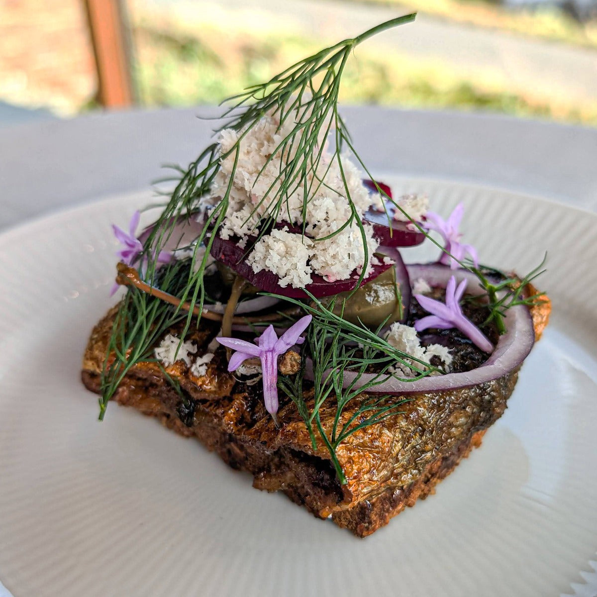 Lun stegt sild med peberrod, rødløg, kapers og rødbeder